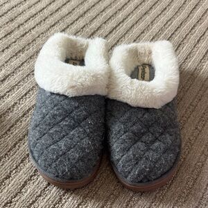 Cozy Gray Quilted Slippers with White Fur Lining Womens Size 6.5